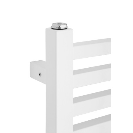 Zbliżenie na narożnik grzejnika łazienkowego dekoracyjnego Essence w kolorze białym.
