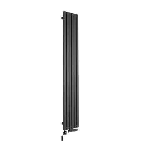 Grzejnik dekoracyjny pionowy Advantage o wymiarach 180x29 w kolorze grafit struktura, z dopasowaną kolorystycznie grzałką elektryczną MOA 600W, oraz zaworem termostatycznym zespolonym Multiflow w figurze kątowej prawej.