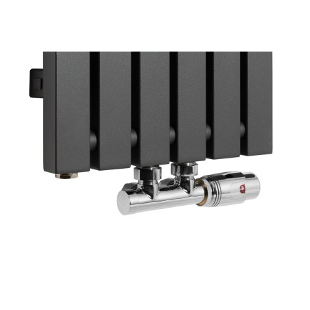 Zawór termostatyczny Multiflow chrom, figura kątowa prawa podłączony do grzejnika dekoracyjnego Advantage 180x29 w kolorze grafitowym.