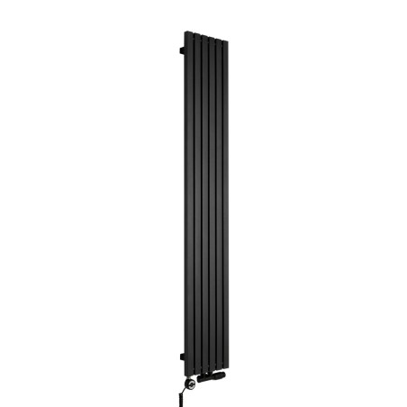 Grzejnik dekoracyjny pionowy Advantage o wymiarach 180x29 w kolorze czarnej struktury, z dopasowaną kolorystycznie grzałką elektryczną MOA 600W, oraz zaworem termostatycznym zespolonym Multiflow w figurze kątowej prawej.