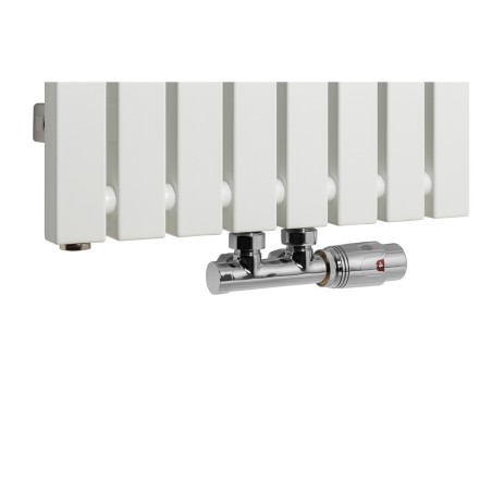 Zawór termostatyczny Multiflow chrom, figura kątowa prawa podłączony do grzejnika dekoracyjnego Advantage 180x39 w kolorze białym.