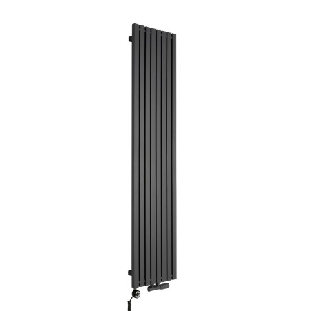 Grzejnik dekoracyjny pionowy Advantage o wymiarach 180x39 w kolorze grafit struktura, z dopasowaną kolorystycznie grzałką elektryczną MOA 800W, oraz zaworem termostatycznym zespolonym Multiflow w figurze kątowej prawej.