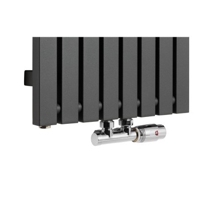 Zawór termostatyczny Multiflow chrom, figura kątowa prawa podłączony do grzejnika dekoracyjnego Advantage 180x39 w kolorze grafitowym.