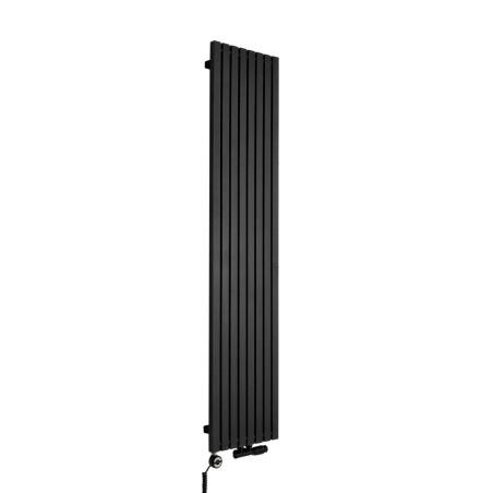 Grzejnik dekoracyjny pionowy Advantage o wymiarach 180x39 w kolorze czarnej struktury, z dopasowaną kolorystycznie grzałką elektryczną MOA 800W, oraz zaworem termostatycznym zespolonym Multiflow w figurze kątowej prawej.