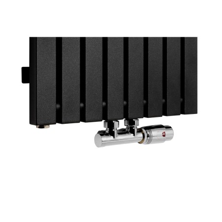 Zawór termostatyczny Multiflow chrom, figura kątowa prawa podłączony do grzejnika dekoracyjnego Advantage 180x39 w kolorze czarnym.