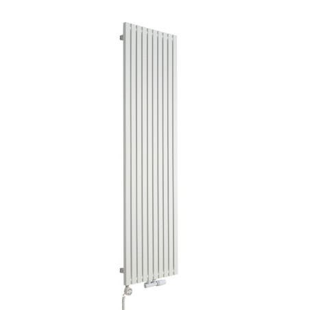 Grzejnik dekoracyjny pionowy Advantage o wymiarach 180x49 w kolorze białym, z dopasowaną kolorystycznie grzałką elektryczną MOA 1000W, oraz zaworem termostatycznym zespolonym Multiflow w figurze kątowej prawej.