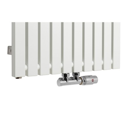 Zawór termostatyczny Multiflow chrom, figura kątowa prawa podłączony do grzejnika dekoracyjnego Advantage 180x49 w kolorze białym.