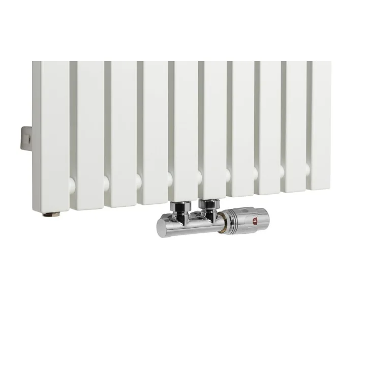 Zawór termostatyczny Multiflow chrom, figura kątowa prawa podłączony do grzejnika dekoracyjnego Advantage 180x49 w kolorze biały