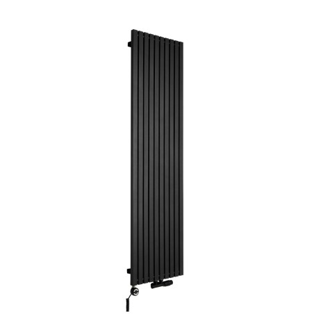 Grzejnik dekoracyjny pionowy Advantage o wymiarach 180x49 w kolorze czarna struktura, z dopasowaną kolorystycznie grzałką elektryczną MOA 1000W, oraz zaworem termostatycznym zespolonym Multiflow w figurze kątowej prawej.