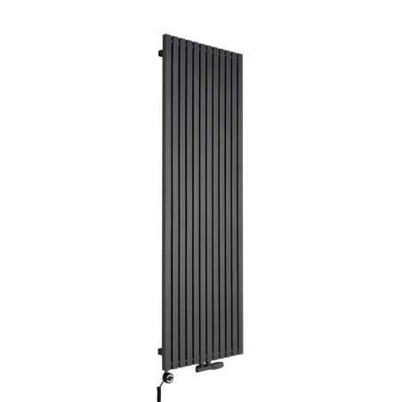 Grzejnik dekoracyjny pionowy Advantage o wymiarach 180x59 w kolorze grafit struktura, z dopasowaną kolorystycznie grzałką elektryczną MOA 1200W, oraz zaworem termostatycznym zespolonym Multiflow w figurze kątowej prawej.