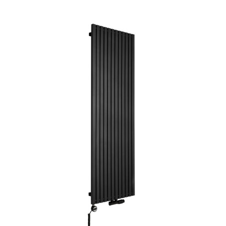 Grzejnik dekoracyjny pionowy Advantage o wymiarach 180x59 w kolorze czarnej struktury, z dopasowaną kolorystycznie grzałką elektryczną MOA 1200W, oraz zaworem termostatycznym zespolonym Multiflow w figurze kątowej prawej.