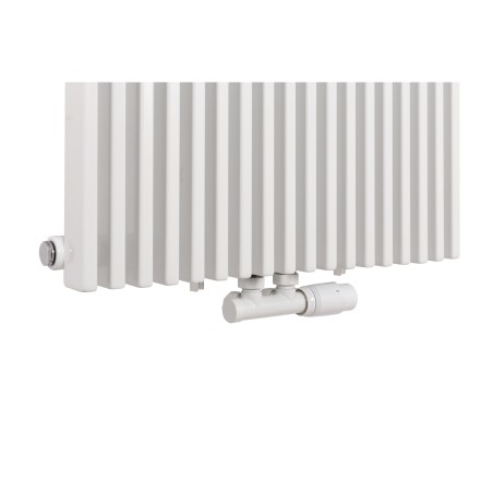 Zawór termostatyczny zespolony Multiflow w kolorze białym, figura kątowa prawa, dopasowany do grzejnika dekoracyjnego Highliner 1 białego, w rozmiarze 180x54. 