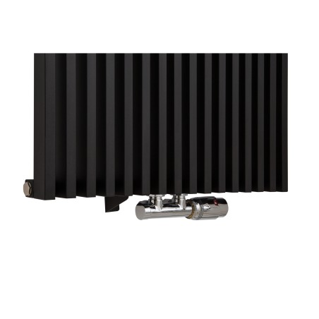 Zawór termostatyczny zespolony Multiflow chrom, w figurze kątowej prawej, podłączony do grzejnika dekoracyjnego Diva 180x62 w kolorze czarnego matu.