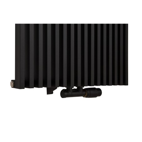 Zawór termostatyczny zespolony Multiflow czarny, w figurze kątowej prawej, podłączony do grzejnika dekoracyjnego Diva 180x62 w kolorze czarnego matu.