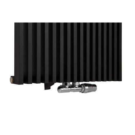 Zawór termostatyczny zespolony Twins chrom, w figurze kątowej prawej, podłączony do grzejnika dekoracyjnego Diva 180x62 w kolorze czarnego matu.