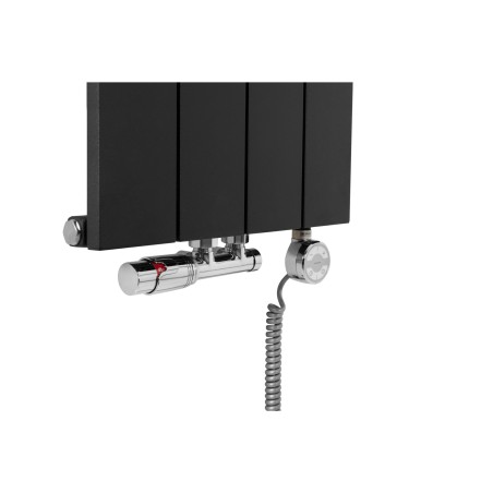 Zawór termostatyczny zespolony Multiflow figura kątowa prawa, kolor chrom oraz grzałka elektryczna MOA 600W również w kolorze chrom, przyłączone do grzejnika dekoracyjnego pionowego Drama o wymiarach 180x37 w kolorze czarnej struktury. 