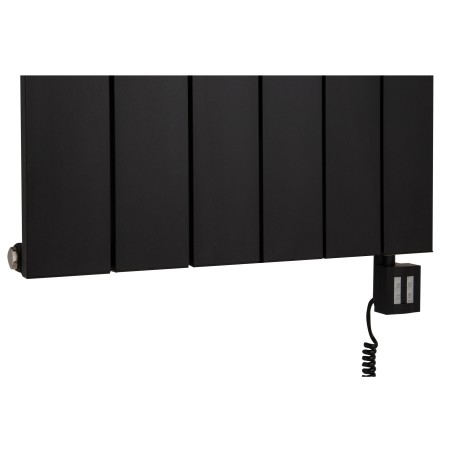 Grzałka elektryczna KTX4 1000W czarna podłączona do grzejnika dekoracyjnego pionowego Drama 180x56 w kolorze czarnej struktury. 