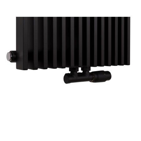 Zawór termostatyczny zespolony Multiflow, figura kątowa prawa w kolorze czarnego matu, dopasowany do grzejnika dekoracyjnego Highliner 1 o wymiarach 180x42 w kolorze czarnym. 