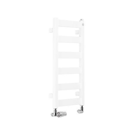 Grzejnik łazienkowy Terma Leda. Grzejnik wąski o szerokości 30cm i wysokości 67cm, kolor biały, z podłączeniem dolnym o rozstawie 270mm z zamontowanym chromowanym zestawem termostatycznym Vision, figura osiowa lewa